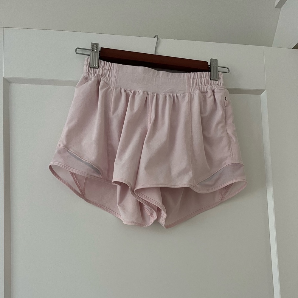 LULU LEMON hotty hot low rise lined short 2.5” in meadowsweet pink size four